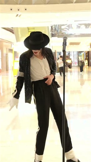Amazing！ Michael Jackson appeared in the mall!迈克尔杰克出现在商场里！！ 15 clip1