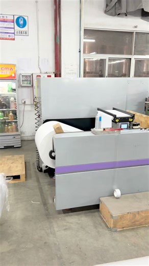 M a i n f e a t u r e s : 1. Fully automatic slitting and rewinding machine has the function of auto core threading and auto labeling the paper roll label tail 2. Fully automatic slitting and rewinding machine adopts paper material storage device to keep the die cutting station at the uniform speed, no need to apply glue to the paper core, no fold to auto rewinding the material, no glue c a n save the electrics power a n d glue cost, higher efficiency 3. Fully automatic slitting and rewinding ma