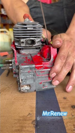 Check the engine compression of the chainsaw after replacing the piston.