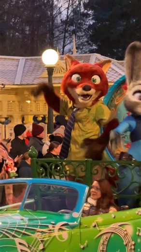 Characters Photos Blog on Instagram: "Special Pre-Parade today at Disneyland Paris with Judy Hopps and Nick Wilde! 🐰🦊 #Zootopia #NickWilde #JudyHopps #Disney #DisneyParks #DisneylandParis #DisneyCharacters"