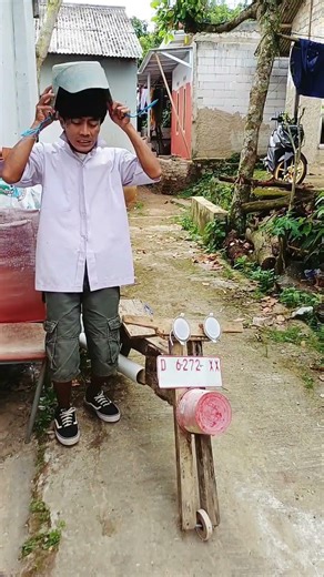 The motorbike taxi driver has a good voice and a steady voice