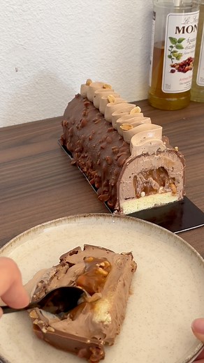 On vous l’avait promise, la voici : la bûche Snickers. Un biscuit madeleine moelleux, un insert caramel beurre salé, cacahuètes ultra gourmand, une ganache chocolat au lait tout en délicatesse et une coque croquant en chocolat. La décadence à l’état pur. 🔥 Pour commander c’est simple : envoyez-nous vite un DM. Dispo en 4 ou en 6 parts. #patisseriebordeaux #evenementbordeaux #patisserie #pastry #evenement #commandebordeaux #buches #buchesnoel #buchenoel #noel #patisserienoel #patisseriedenoel | 