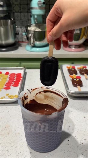 Ankita Dutta Dubey | CAKE ARTIST on Instagram: "Turkey Cakesicles! 🍁 This was such a fun order! The mom wanted to send some treat boxes for all the kids at the day care. So I made 25 treat boxes. Each treat box had one cakesicle and one red velvet cookie. I also made 3 bento cakes for the teachers. I thoroughly enjoyed making this, it was very different from the usual cakes ☺️ #cakesicles #thanksgivingtreats #treatboxes #redvelvetcookies #naanbai"