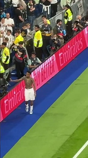 El DETALLE DE ÉDER MILITAO con la grada del SANTIAGO BERNABÉU tras PERDER vs. GIRONA