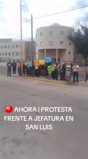 🔴 AHORA | PROTESTA FRENTE A JEFATURA EN SAN LUIS Familiares, amigos y policías retirados se manifiestan frente a la Jefatura Central en la ciudad de San Luis. Con carteles en alto, el reclamo es claro: salarios dignos y respuestas concretas. Los manifestantes expresan su malestar por la situación económica que atraviesan y el impacto directo en sus familias. “Sin trabajo no se vive, justicia”, se lee en una de las pancartas. Otro cartel exige: “Reincorporación ya”. La protesta se desarrolla de 
