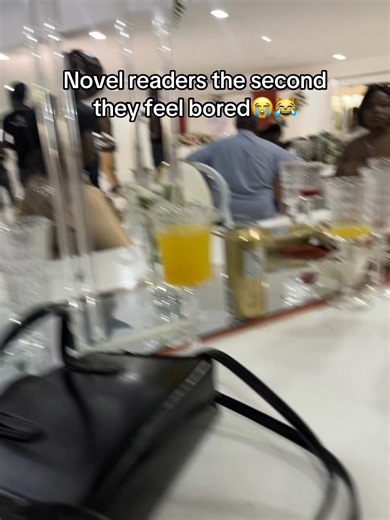 Its in the middle of a wedding and she decides to read her nobel😭😭😭 | novel