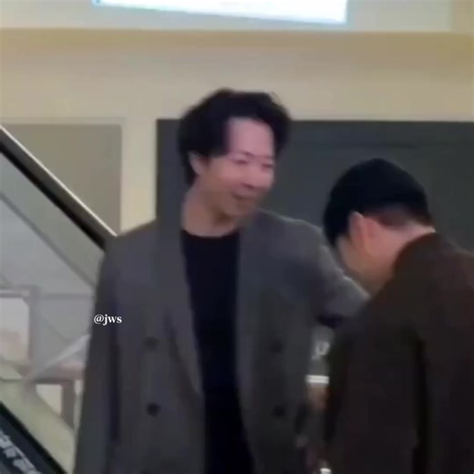 Chef-nim pulled up to the Number One VIP premiere, invited directly by actress Gong Seungyeon👀✨️ sc: onvid #sonjongwon #chef #fyp #손종원 #gongseungyeon