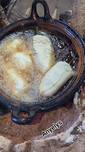 Chilitos rellenos de queso envueltos con masa | Anyelys Cocina