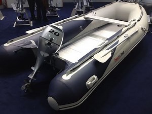 Kay zeigt Honda Honwave Schlauchboote