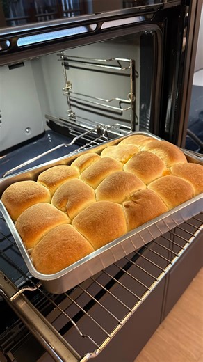 Barbara Prantl on Instagram: "Anzeige| Fluffige Buchteln mit Vanillesoße Heute gab es bei mir köstliche, wunderbar fluffige Buchteln mit Vanillesoße. Den Teig habe ich mit einer professionellen Taucharm-Knetmaschine der Firma @simatec_mapi aus Nals zubereitet, die ich testen durfte. Das Ergebnis war ein traumhaft glatter, elastischer Hefeteig. Natürlich gelingt der Teig aber auch ganz klassisch von Hand. Zutaten für die Buchteln • 600 g Mehl • 250 ml Milch • 20 g frische Hefe • 60 g Butter • 8 g