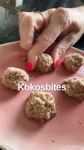 Slechts 5 ingrediënten, vieze handen en een uurtje geduld! Genietse! #kokosbites #glutenvrij #koemelkvrij #lactosevrii #suikervrij #candidadieet #gistvrij #kokosballetjes #zuivelvrij #glutenvrijzoet #suikervrijsnacken #koemelkvrijgenieten | Suikerengistvrij