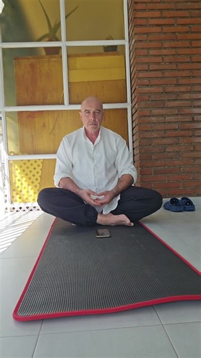 🌿 DÍA 22/365 — RETO 365 DÍAS DE 10 MINUTOS DE MEDITACIÓN — ESCANEO CORPORAL CONSCIENTE Aprende a leer el mapa de sensaciones de tu cuerpo. Este recorrido de atención plena no es un ejercicio, es una conversación íntima con tu propio ser. 🌀 GUÍA PASO A PASO: 1. Acuéstate o siéntate en postura erguida y cierra los ojos 2. Comienza en los dedos de los pies: nota temperatura, hormigueo, peso 3. Asciende lentamente (5 segundos por zona): tobillos, pantorrillas, rodillas 4. Continúa por muslos, cade