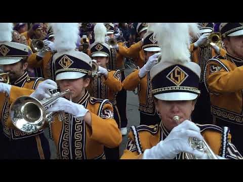 LSU band plays Hold That Tiger coming down the hill