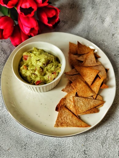 Pája Nyplová 🥗🥑jednoduché recepty/zdravé hubnutí on Instagram: "SILVESTROVSKÉ MŇAMKY 🥂🎇🤤 🎉 Silvestrovské mňamky – zdravější varianta 🎉 Chystáte pohoštění na Silvestra a nechcete jen chipsy a sladkosti, tučné věci ? Zkuste to letos chytře 💪 ✅ Nezapomínejme na bílkoviny, díky nim jsme déle sytí a udržíme energii i po půlnoci ✅ Skvělé jsou např. pomazánky z tvarohu či řeckého jogurtu, cottage, hummus ✅ Plátky kvalitní šunky, sýra, vejce natvrdo, losos nebo tofu ✅ Zelenina jako základ – s di