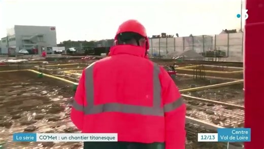 37 reactions | Pendant que Willy est en plein "coulage d'un mur", des grues installées sur des rails permettent de déplacer des murs préfabriqués en usine ! Deuxième épisode de la série de France 3 Centre-Val de Loire pour le CO'Met d'Orléans Métropole  | Groupe Bouygues | Facebook