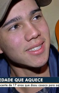 Corrente do bem 💙 Lembra do Adrian? O estudante de 17 anos recebeu uma oferta de emprego nesta segunda-feira (8), após doar o casaco para um morador de rua de Campo Grande, quando os termômetros marcavam em torno de 6°C no último sábado (6). A proposta de emprego veio do leiloeiro Gustavo Corrêa, que viu a reportagem durante uma pausa para o almoço em um restaurante de um posto de combustíveis na capital e se emocionou com história do rapaz. Ele entrou em contato com a TV Morena e ofereceu uma 