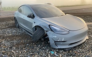 Tesla Model 3 con FSD si schianta contro passaggio a livello: di chi è la colpa? Il video