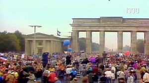The fastest marathon course in the world. Home of the world record. Lean back and take a look back into the past of the BMW BERLIN-MARATHON. What a race. 💙 . . #berlin42 #berlinlegend #bmwberlinmarathon #berlinhistory | BERLIN-MARATHON