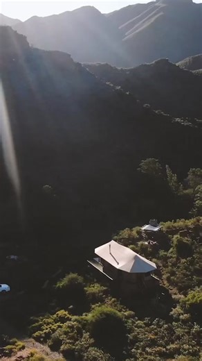 Luxury Tent for Two: Leopard’s Kloof Luxury Camp A wonderfully isolated haven at @wolwehoekreserve, far removed from daily life, where birdsong, fynbos slopes and stunning explorer-style lodgings set the scene for an unforgettable off-grid escape in the Klein Karoo. Book your stay with Inside Guide Escapes. See link in bio ☝️