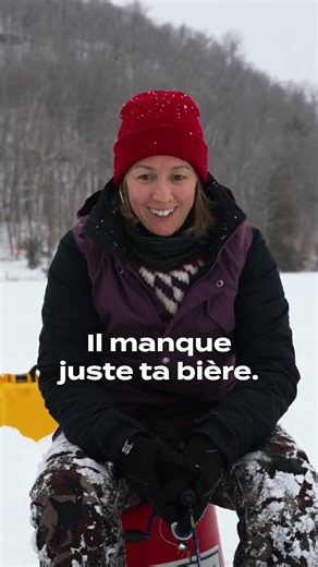 Elle a attrapé un gros poisson et ne sait pas quoi faire!