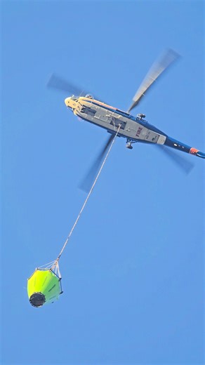 The Cascade Fire bucket in action near Región del Maule, Chile. Fast fills, a clean water column, and reliable drops when it matters most. Built for real-world firefighting, proven in the air. Video taken by @_.daniel._.andres._ #CascadeFireBucket #AerialFirefighting #HelicopterFirefighting #WildlandFire #FireAviation #AviationEquipment #FireSuppression | Kawak Aviation Technologies Inc