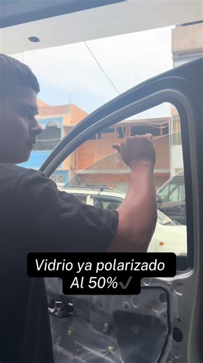 En este proceso en cámara rápida realizamos la desinstalación completa de polarizado chino de baja especificación, el cual presentaba distorsión óptica, baja durabilidad y mínima protección térmica. Posteriormente, instalamos polarizado Johnson Nanocerámico al 50%, cumpliendo con la normativa vigente y asegurando una visibilidad óptima tanto de día como de noche. ¿Qué logramos ? ✔ Rechazo superior de calor gracias a su tecnología nanocerámica ✔ Bloqueo de rayos UV que protege interiores y ocupan