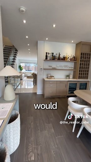 🏡 105 Kenilworth Ave - Video Tour Interested in booking an in person tour or have any questions? DM me the word “Kenilworth” #torontorealestate #realtor #luxuryrealty #homebuyer #torontobeaches