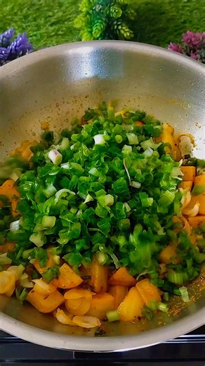 Simple, comforting, and full of flavor 🥔🌿 — this Spring Onion Potato Sabji hits just right!