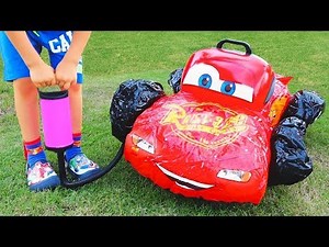 Anak Vlad Berpura pura Bermain dengan Mobil Mainan yang Rusak