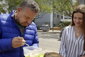 Chicote visita las residencias de estudiantes universitarios: una experta en seguridad alimentaria nos cuenta los requisitos que deben cumplir