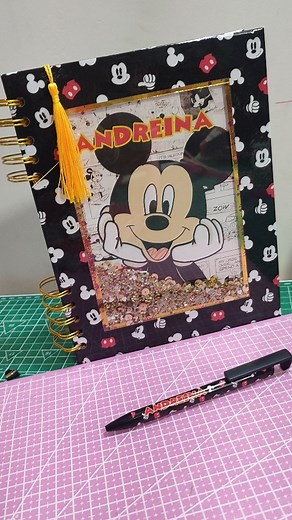 Adry Shop | Personalizados Resina Bolsos Tazas Franelas Agendas on Instagram: "Amor por lo que haces ... Así le llaman. Obtendrás resultados increíbles. #adryshop #productopersonalizado #cursoonline #cursosonline #encuadernado #agenda #mickey #agendashaker #cuadernoshaker #tutorial #diy #diycrafts"