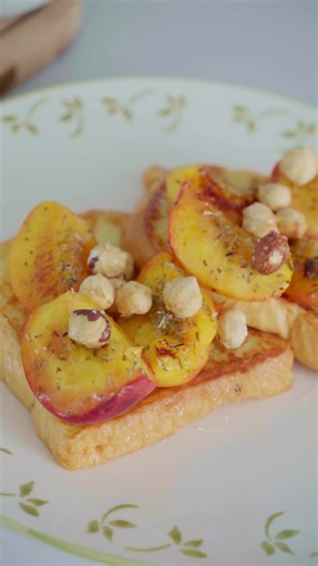 🍑 Gâche perdue aux pêches rôties & noisettes caramélisées La recette parfaite pour finir la gâche du week-end en beauté ✨ – 4 tranches de gâche – 2 œufs, 10 cl de lait, vanille – 2 pêches mûres – 1 c. à s. de miel romarin – 1 poignée de noisettes 1 c. à s. de sucre – Faisselle ou yaourt pour le topping Torréfier les noisettes, sucre-les et laisser refroidir. Rôtir les pêches au miel avec un peu de romarin. Tremper la gâche dans le mélange œufs-lait-vanille, fais dorer à la poêle. Dresser avec p
