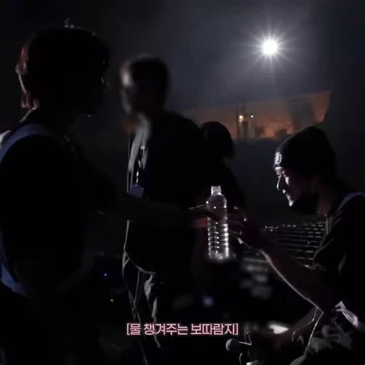 ARAB 3RACHA on Instagram‎: "⤵︎ ‏Arab 3racha_251219 ‏[ الحلقة 76 من سكيز تالكر ]‏ اللطيفان هان ولينو يتشاركان زجاجة المياه 🥹🩵 _ ↬ 🌼 ‏Cr: arab_3racha on twt"‎