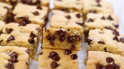 These are the best soft and buttery blondies, loaded with chocolate chips. Made in one bowl, this easy dessert recipe will remind you of a mix of brownies and chocolate chip cookies. RECIPE: https://veronikaskitchen.com/chocolate-chip-blondies/ | Veronika's Kitchen