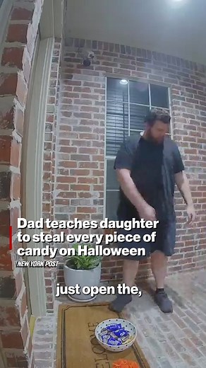 A dad was caught on camera teaching his daughter to steal every piece of candy while trick-or-treating on #Halloween. 👀