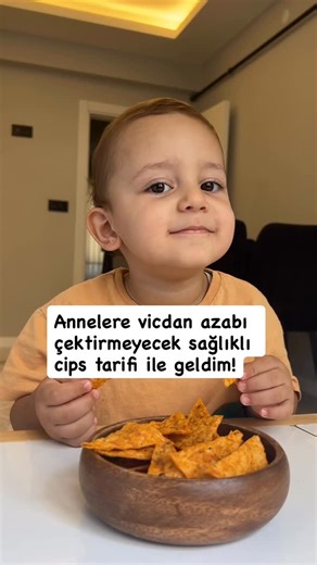Şüheda Yavaş | Çocuk Gelişimi on Instagram: "Market raflarında rengârenk cips paketleri. Ama etiketi çevirdiğinde gördüklerin: yüksek tuz, katkı maddeleri, doymuş yağlar. Bir anne olarak, çocuğun o paketi her açtığında içinin burkulduğu oluyor mu? İşte tam da bu anlar için içini rahatlatacak bir çözüm var 🤍 Evde 5 dakikada, katkısız, çıtır mı çıtır bir yufka cipsi. Hem çocuklar gönül rahatlığıyla yiyor, hem sen çayın yanına keyifle eşlik ediyorsun. Üstelik ilk ısırıktan sonra gelen o cümleye ha