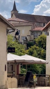 🎬【神祕地下教堂＋中古世紀小鎮 🌿】 你聽過 Aubeterre-sur-Dronne 嗎？ 這座只有在地人才知道的秘境村莊，居然藏著 全歐洲最大的地下教堂 ⛪️！ 📍#aubeterresurdronne 被譽為 「法國最美村莊」（Les Plus Beaux Villages de France）之一，擁有壯麗的河畔地形、蜿蜒的石板街、還有從岩壁中挖出的千年教堂！ 👣 步入地下20公尺的神聖空間，彷彿穿越到中古世紀 ✨ 這裡曾是朝聖者前往聖地亞哥之路的重要驛站，至今仍保有最原始的寧靜與神秘氛圍。 🪨 重點必看： ✔️ 地下教堂 Église Saint-Jean（7世紀開始建造） ✔️ 高達20公尺的岩壁穹頂 ✔️ 早期洗禮池、聖墓靈感的石棺、以及隱秘墓穴群 🎨 小鎮同時擁有： ✅「歷史文化小城」（Petite Cité de Caractère） ✅「綠色旅遊認證」（Station Verte） 📌 加入你的法國祕境清單嗎？ 📲 tag 一位你想一起探險的人吧～ 🔔 想看更多法國秘境村莊？快 follow 👉 @obonparis.asia 🎬 [Under