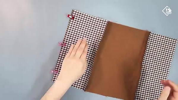 2.7K views · 96 reactions | A Simple Tote Bag that even beginners can easily make / sewing tutorial [Tendersmile Handmade] Finished size : 20cm x 20cm x 12cm Materials Outer layer(Fabric) 22cm x 28cm 2 14cm x 28cm 2 10cm x 28cm 2 Lining(Fabric) 22cm x 28cm 2 14cm x 28cm 2 magnet button interfacing (it is similar to 'Pellon 987F" or Vilene H630') 20cm x 26cm 2 12cm x 26cm 2 | Tendersmile handmade | Facebook