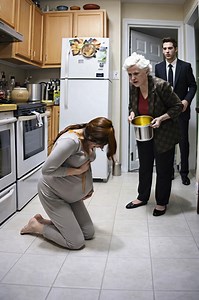 Ma belle-mère m’a jeté de la soupe brûlante dessus lorsque j’ai dit que j’avais de fortes douleurs au ventre et que je devais aller à l’hôpital : « Arrête de faire semblant, personne ne va préparer le dîner à ta place » 😲😨 Mais c’est précisément à ce moment-là que mon mari est entré dans la cuisine, et il s’est passé quelque chose qui m’a laissée sous le choc 😢 Au septième mois de grossesse, je savais déjà très bien faire la différence entre un simple inconfort et une véritable inquiétude. Et