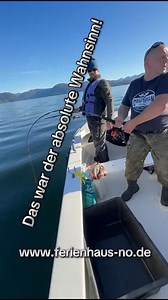 🎣 „Das ist Heilbutt! Das ist Heilbutt!“ hallte es gestern über das Wasser in Skånevik. Ein Hammer-Drill, Minuten voller Adrenalin: hoch, runter, wieder hoch – die Bremse kreischte, das Material am Limit. 💥 Über 20 Minuten Kampf, jeder spürte: Das ist der Fisch des Lebens. Doch dann – Knack! – ein Sprengring gab nach. Stille. Schock. Der Butt hatte gewonnen. So ist Angeln: Mal siegt der Angler, mal der Fisch. 🐟⚡️ Unvergesslich bleibt’s allemal. #Heilbutt #Skånevik #CatchAndRelease #FischdesLeb