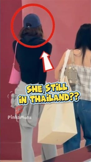 Even from the back, she’s breathtaking | #LISA #BLACKPINK