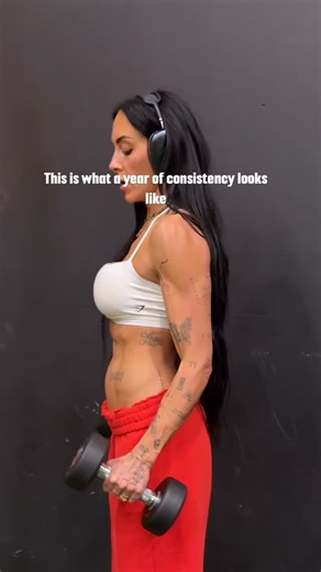 Chey Cas on Instagram: "This didn’t happen fast. It happened from showing up, over and over again. A year of consistency. Slow reps. Learning my body. Not quitting when progress felt quiet. If you’re still in your “before” season… keep going. 🤍 #consistencyovermotivation #womensfitnessjourney #fitnessprogress #longlimbgirl #slowreps"