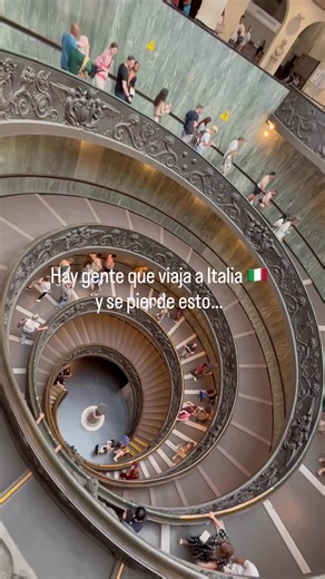 Donde el arte se encuentra con la geometría. ✨ 📐 Conocida como la Escalera de Bramante y diseñada por Giuseppe Momo en 1932, la famosa escalera helicoidal (caracol) de los Museos Vaticanos es una obra maestra de la ilusión óptica. Aunque parece una sola rampa, en realidad es una doble hélice: una vía para subir y otra para bajar, ¡sin cruzarse nunca! Un recordatorio de que, a veces, el camino hacia la salida es tan impresionante como la galería misma. 🏛️🇮🇹 #museosvaticanos #EscalerasBramante