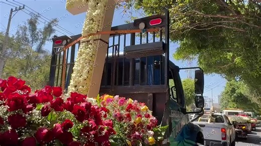 #Zapopan Tres grúas cargadas con coronas y arreglos florales arribaron al recinto de La Paz, señalado como la última morada de “El Mencho”. Llamó la atención que la mayoría de las coronas no llevaba dedicatorias; únicamente algunas conservaban mensajes. Antes de ingresar al velatorio, varios de estos fueron retirados. | ZMG Noticias