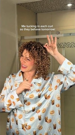 The secret to perfect morning hair is… curl by curl affirmations👏 #curlyhair