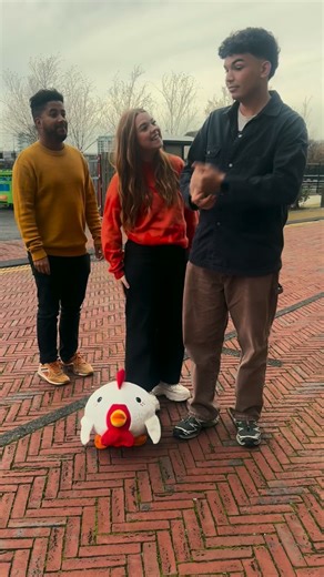 Mae Cyw a’i ffrindiau wedi bod yn brysur yn addurno Byd Cyw 🥹🎄🎀 Ymunwch â’r criw bore ‘fory am 6.00. #cyw #criwcyw #criwcyws4c #s4c #cymraeg #cyflwynwyrteledu #cyflwynwyrcymraeg #welsh #tvstudio #televisionstudio #christmasreel #christmas #reelnadolig #nadolig #nadoligllawen | Cyw