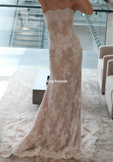 If you’ve ever wondered what we do when new arrivals come in…this is it. We try them on, style them and get to know them so we know when their perfect bride walks through the doors 🫶🏻 Gibson Adler by @kyhastudios