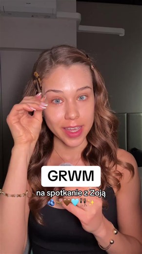 Piękne i lśniące włosy każdego dnia to mój must have, a olejek Elseve od @L’Oréal Paris to najlepsze rozwiązanie 💇🏻‍♀️✨ Zoi też się spodobał, więc od dziś ma swój🧚 Jak oceniacie mój makeup? Wyszło podobnie do Zoji?🧍🏻‍♀️🩵🤎 #lorealparis #haircare #makeup współpraca płatna