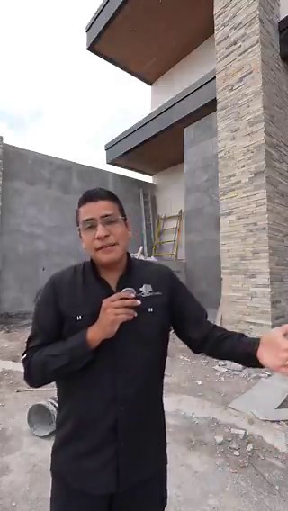 🇲🇽👉🏻Ayer Marcelo Ebrard reconocía entre líneas que las negociaciones del T-MEC no iban bien y que ahora íbamos a vivir en un sistema con aranceles.Hoy el arqui juve anuncia que en solo 24 horas, todos los productos de PVC han aumentado un 78%. Sí, un poco es consecuencia del conflicto en Medio Oriente, pero el factor principal es el arancel a la resina de PVC importada desde EE.UU.Desde que Morena llegó al poder, la construcción de particulares ha caído más de 23%, tocando fondo en 2024 con 
