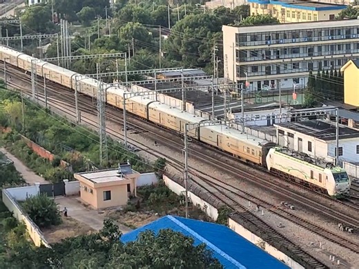 HXD2D0001在担当赣州东-鹰潭间X8608和X355的运用考核之后，在7月1号的调图当中，开始转到X105/6的牵引任务！